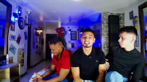 Snapshot of extrangers chatting on December 24, 2024, 12:11 pm extrangers online show from December 24, 2024, 12:11 pm