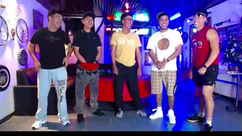 extrangers online show from December 21, 2025, 1:18 pm