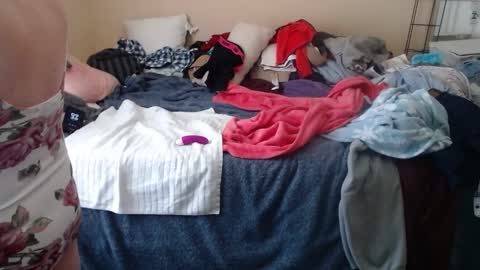 eyeswall0w online show from September 21, 2025, 1:35 pm