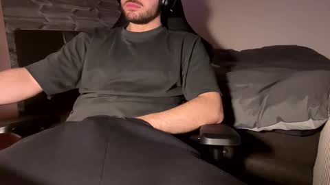 Snapshot of fabian_196 chatting on January 27, 2025, 6:31 pm Call me bitch online show from January 27, 2025, 6:31 pm