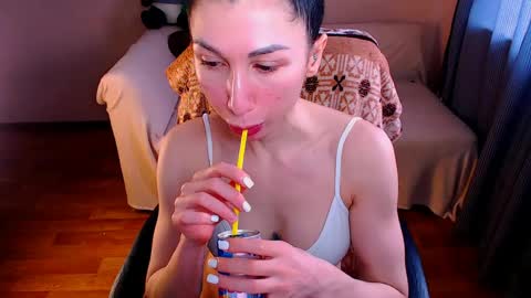Elli  online show from May 25, 2026, 10:32 am