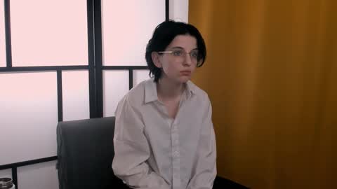 Mia online show from December 2, 2024, 1:35 pm