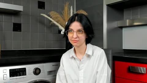 Mia online show from December 22, 2024, 12:05 pm