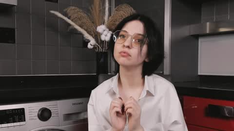 Mia online show from December 22, 2024, 3:11 pm