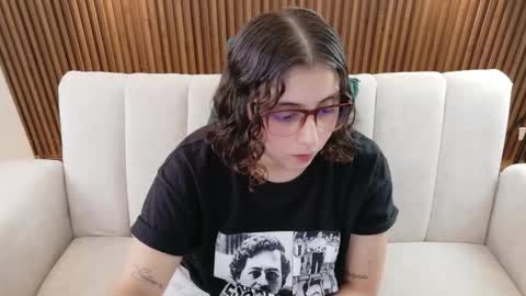 Feelena online show from February 6, 2026, 6:22 pm