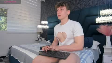 Snapshot of femboy_max chatting on June 19, 2026, 11:36 am Femboy Max online show from June 19, 2026, 11:36 am
