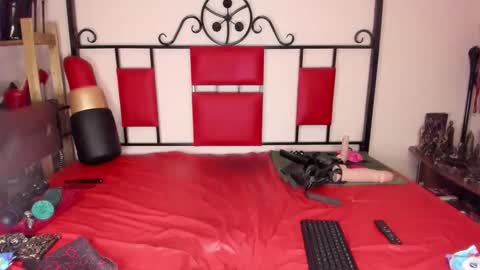 Snapshot of femdom_princess18 chatting on October 21, 2025, 11:38 pm Princess18 online show from October 21, 2025, 11:38 pm