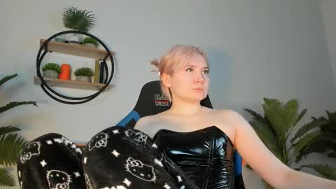 Snapshot of fetishrey chatting on March 8, 2025, 11:27 am Rey online show from March 8, 2025, 11:27 am