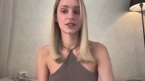 Snapshot of fflloowweerr chatting on October 18, 2025, 7:20 am Lisa online show from October 18, 2025, 7:20 am