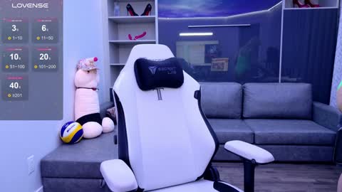 Snapshot of fitcougarcb chatting on October 7, 2025, 4:37 pm Bianca online show from October 7, 2025, 4:37 pm