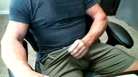 Snapshot of fitguy40 chatting on November 6, 2025, 7:48 pm fitguy40 online show from November 6, 2025, 7:48 pm