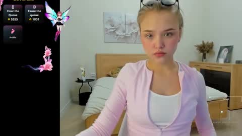 Snapshot of flooora_0 chatting on October 13, 2025, 12:32 am Mona online show from October 13, 2025, 12:32 am