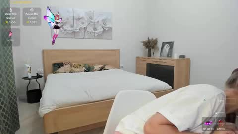 Snapshot of flooora_0 chatting on October 24, 2025, 12:41 am Mona online show from October 24, 2025, 12:41 am