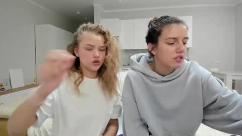 Snapshot of flooora_0 chatting on October 25, 2025, 12:51 am Mona online show from October 25, 2025, 12:51 am