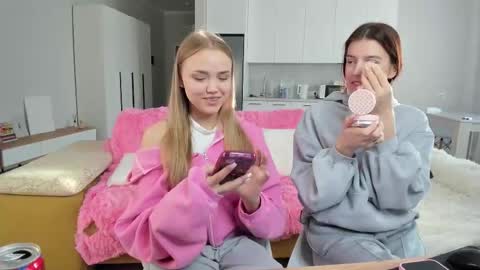 Snapshot of flooora_0 chatting on October 26, 2025, 1:44 am Mona online show from October 26, 2025, 1:44 am