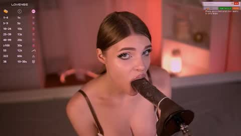 Snapshot of fluffyellie chatting on October 28, 2025, 4:20 pm ask me online show from October 28, 2025, 4:20 pm