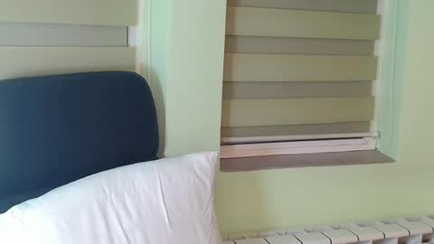 independent model online show from December 4, 2024, 3:43 pm