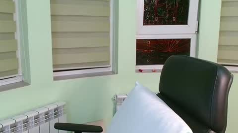 independent model online show from December 15, 2024, 7:10 pm