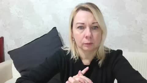 forever_smilex online show from December 10, 2024, 6:44 am
