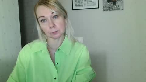 forever_smilex online show from December 23, 2024, 12:52 pm