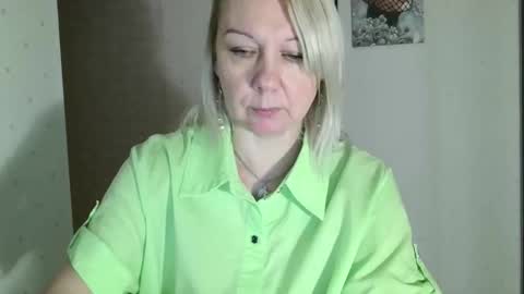 forever_smilex online show from December 25, 2024, 9:02 am