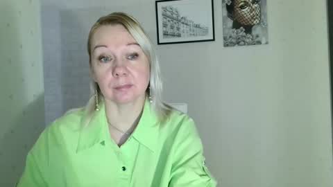 forever_smilex online show from December 26, 2024, 6:41 am