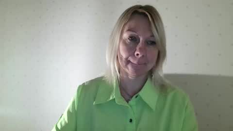 forever_smilex online show from January 9, 2025, 1:24 pm