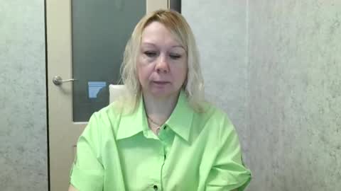 forever_smilex online show from January 14, 2025, 7:06 am