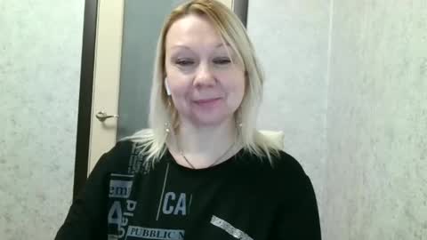 forever_smilex online show from January 15, 2025, 1:31 pm
