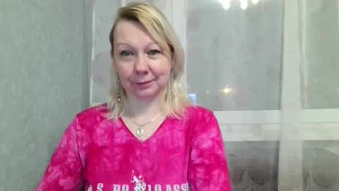 forever_smilex online show from January 31, 2025, 3:41 am