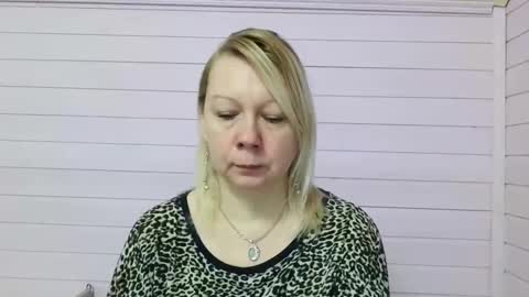 forever_smilex online show from February 6, 2025, 5:25 am