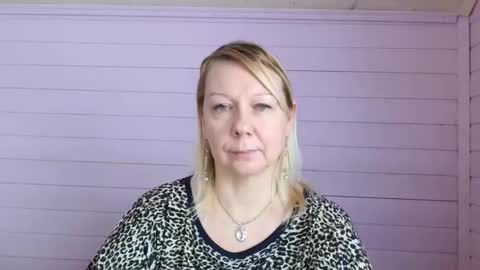 forever_smilex online show from February 6, 2025, 8:39 am