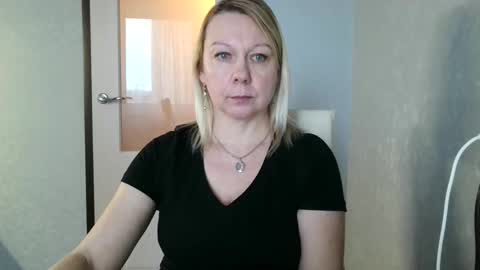 forever_smilex online show from February 10, 2025, 12:39 pm