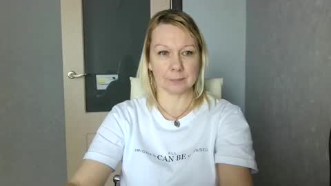forever_smilex online show from February 12, 2025, 12:22 pm