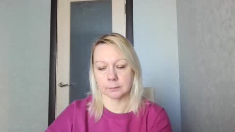forever_smilex online show from February 20, 2025, 7:55 am