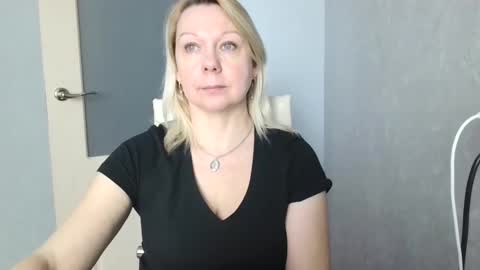 forever_smilex online show from February 24, 2025, 9:43 am