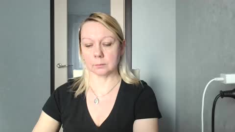 forever_smilex online show from February 25, 2025, 1:39 pm