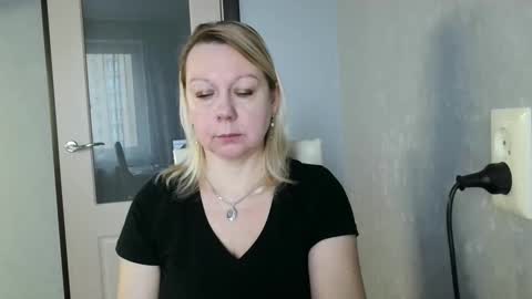 forever_smilex online show from March 5, 2025, 6:33 am