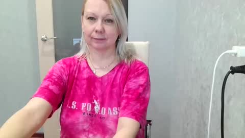 forever_smilex online show from March 6, 2025, 1:24 pm