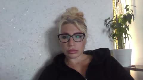 Snapshot of fox_red_lady7 chatting on October 20, 2025, 10:05 am fox_red_lady7 online show from October 20, 2025, 10:05 am