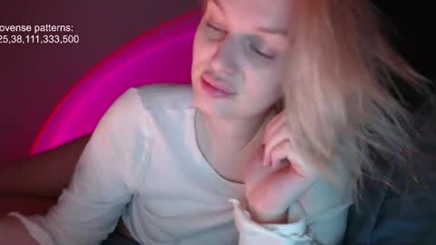 i am your baby Alien  online show from November 25, 2025, 2:39 pm