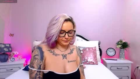 Snapshot of foxxyclarise chatting on February 12, 2026, 8:04 pm Clarise online show from February 12, 2026, 8:04 pm