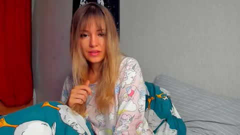 Snapshot of foxy_blond chatting on September 19, 2025, 12:23 am Foxy online show from September 19, 2025, 12:23 am