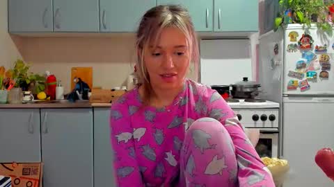 Snapshot of foxy_blond chatting on November 7, 2025, 12:49 pm Foxy online show from November 7, 2025, 12:49 pm