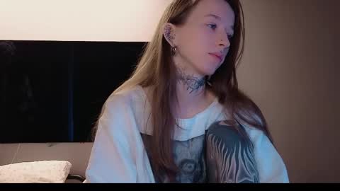 fran_bow online show from April 22, 2026, 10:28 am