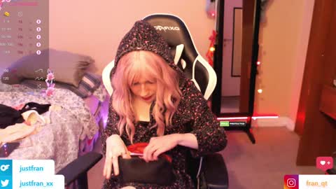 Snapshot of fran_qt chatting on January 6, 2025, 8:50 pm Fran online show from January 6, 2025, 8:50 pm