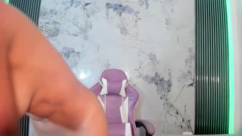 Snapshot of francis_leams chatting on February 9, 2026, 7:29 pm Laura online show from February 9, 2026, 7:29 pm