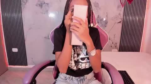 Snapshot of francis_leams chatting on February 21, 2026, 7:37 pm Laura online show from February 21, 2026, 7:37 pm