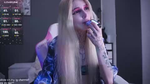 Snapshot of fraulein_mooon chatting on November 19, 2025, 2:44 am Asya UwU online show from November 19, 2025, 2:44 am