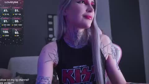 Snapshot of fraulein_mooon chatting on December 17, 2025, 5:08 pm Asya UwU online show from December 17, 2025, 5:08 pm